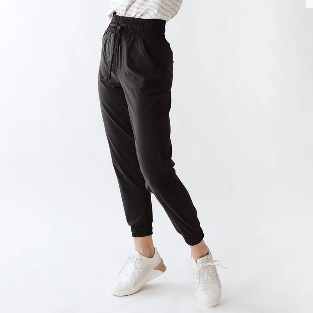 Albion Fit Women's Destination Joggers Pants in Black size Small